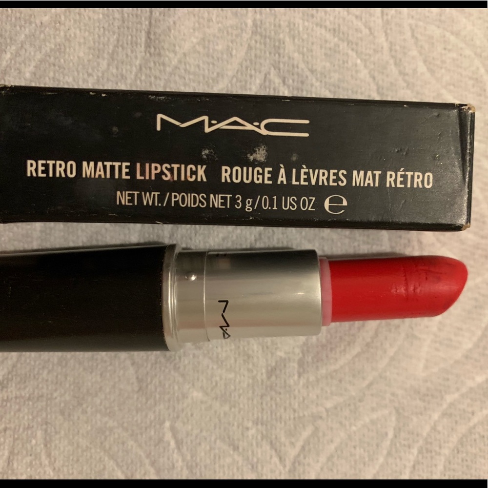 Mac lipstick in color ‘Relentlessly Red’
